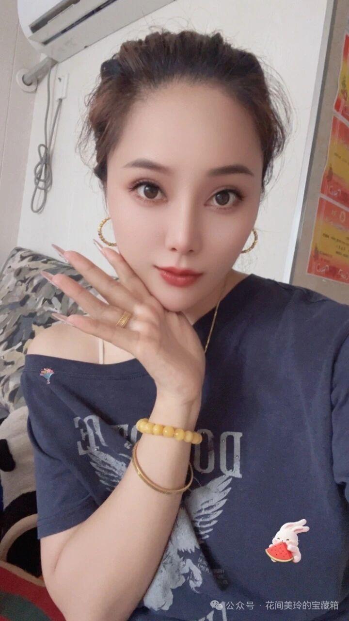 这位美女正在自拍呢。