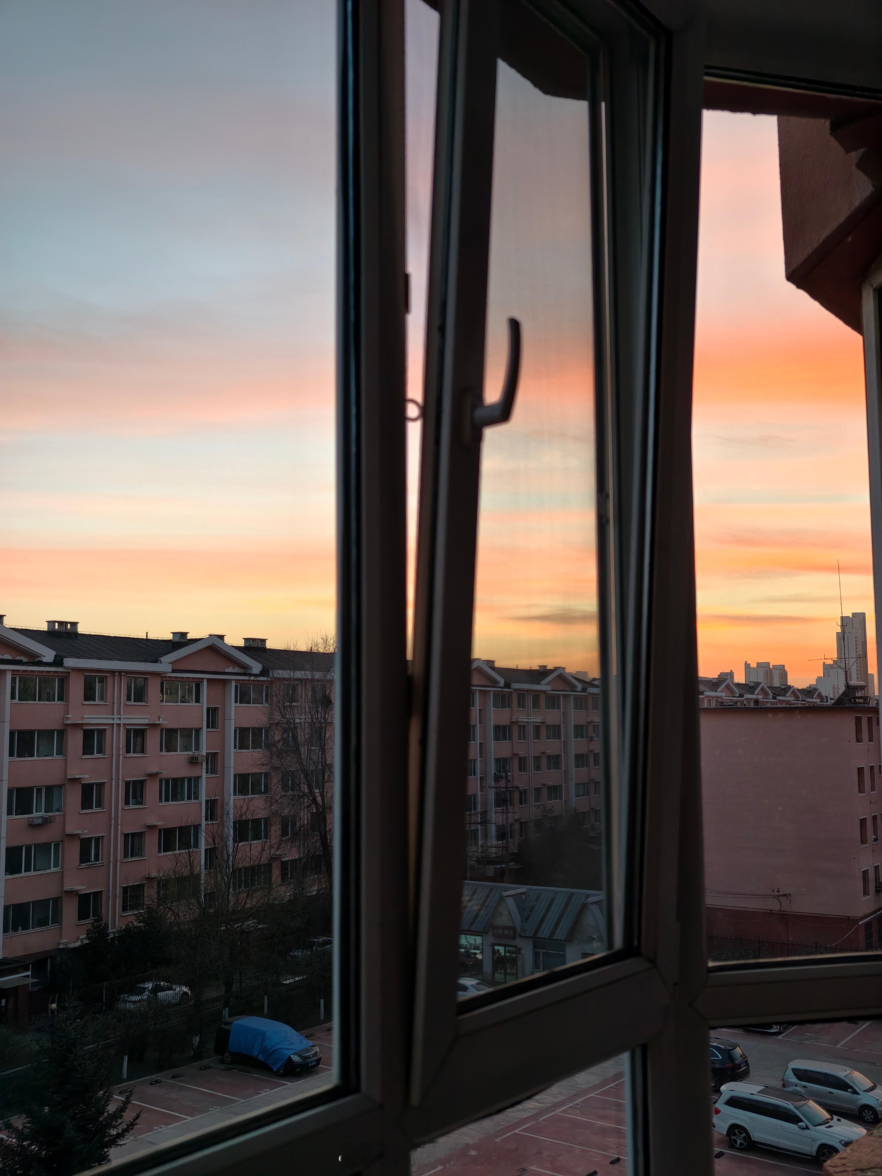 来自蒙古高原的寒风吹到脸庞，干涩的脸庞的龟裂感，会让盈满泪水的眼睛看到过去的时光