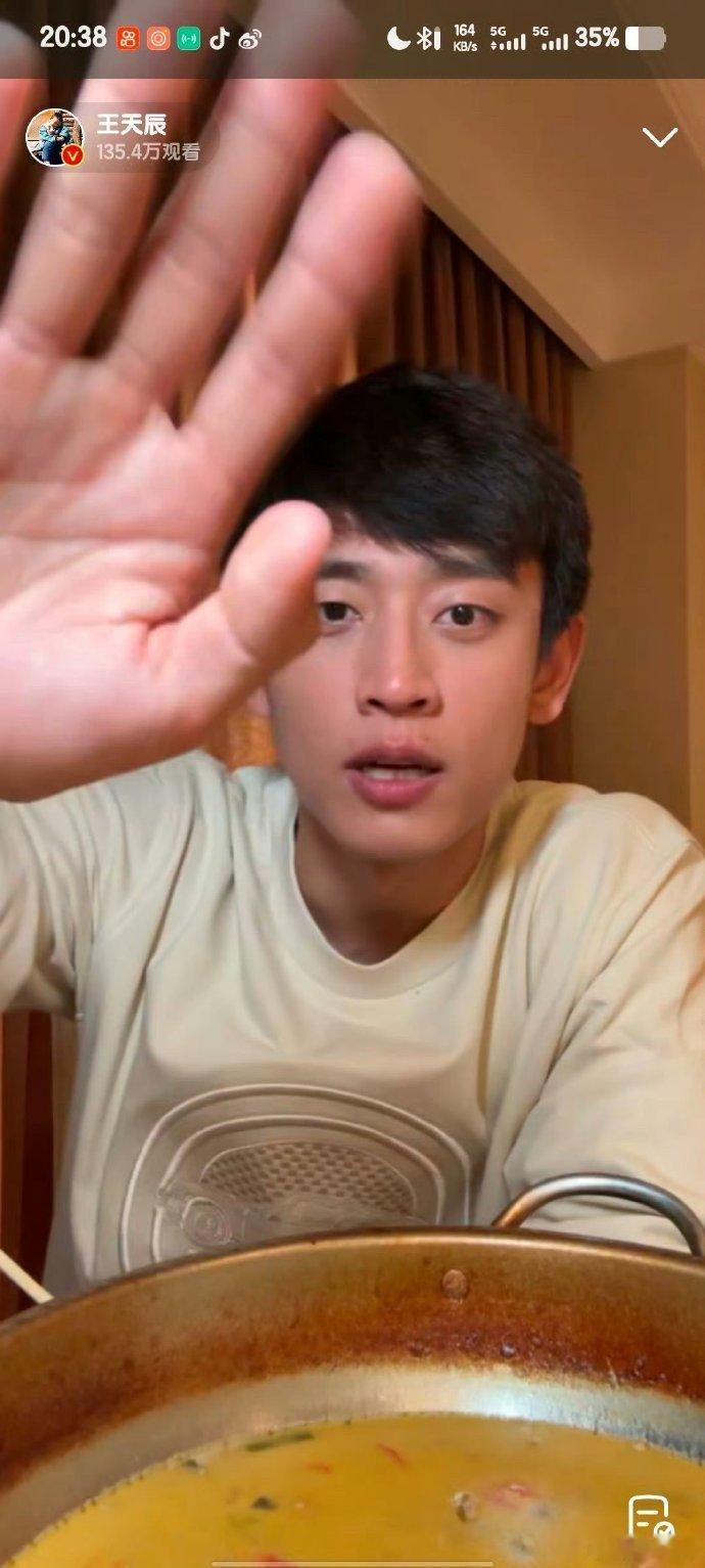 叔太帅啦！堪称居家好男人典范，魅力十足超有范。上得厅堂下得厨房，这般优质存在，必