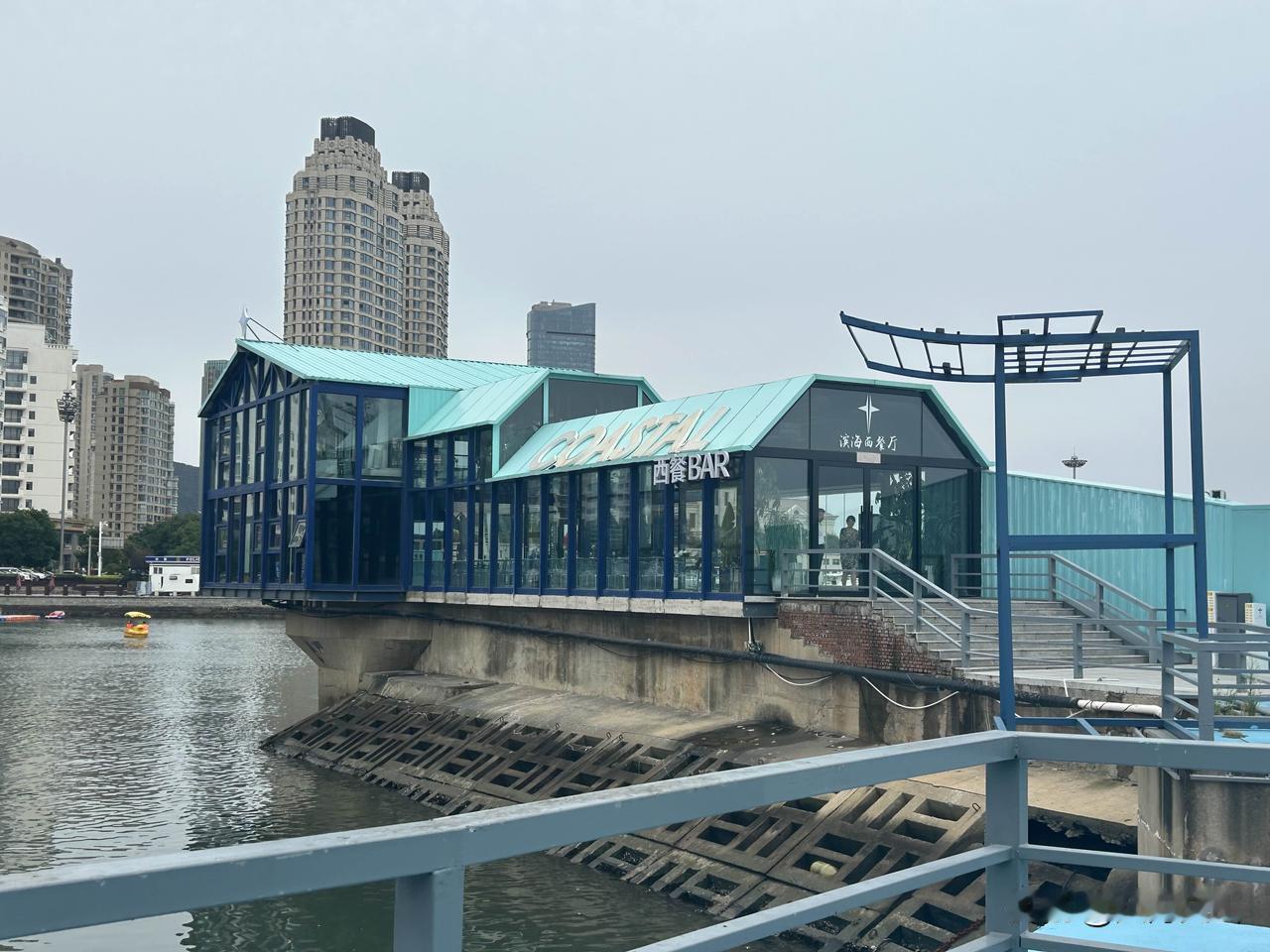 昨天，我们处理了一起饭店水痘疫情。坦白说，作为参与者的我，刚开始确实手忙脚乱。工