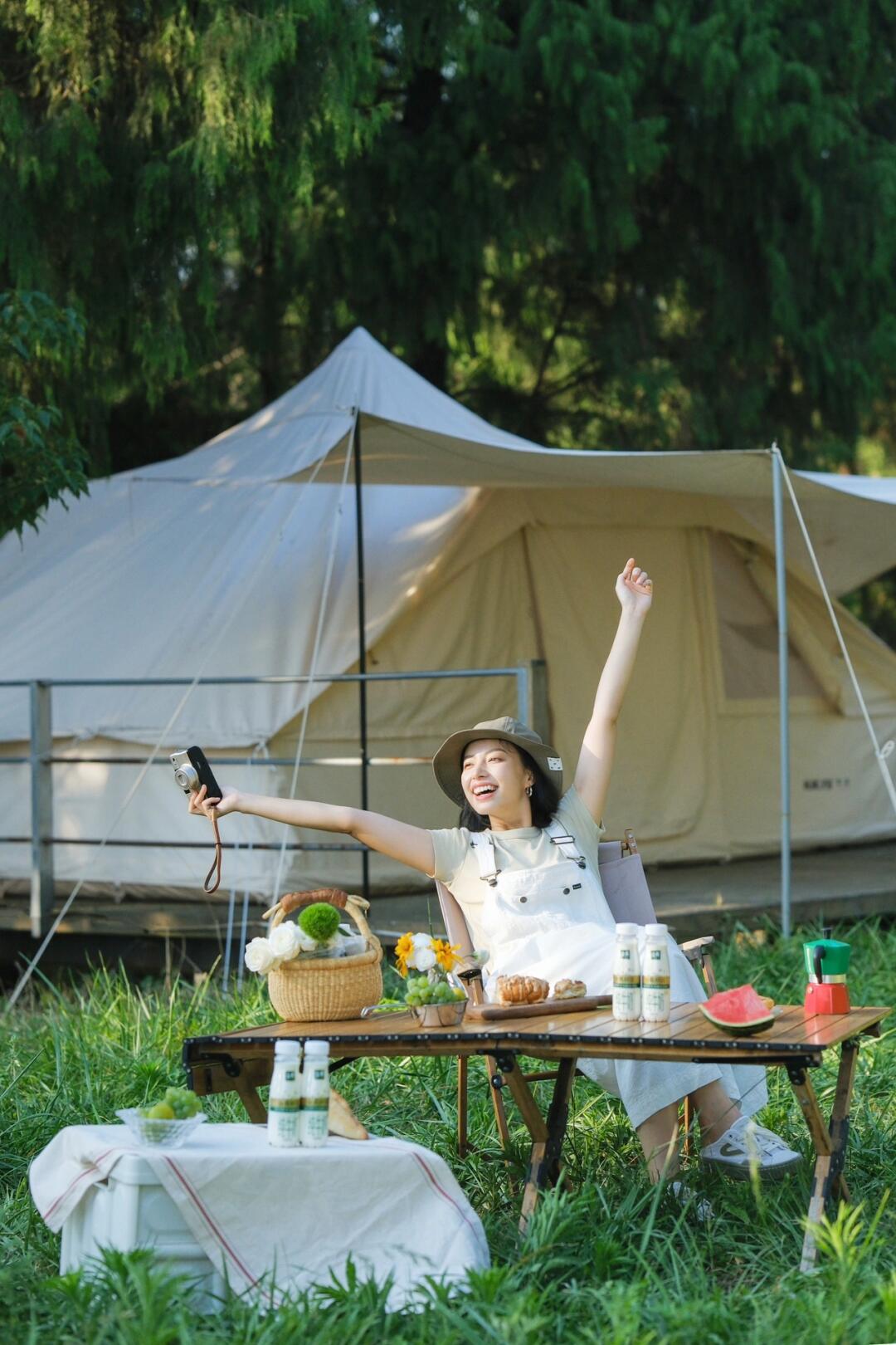 夏天就是要去山里，林中露营可太安逸了！