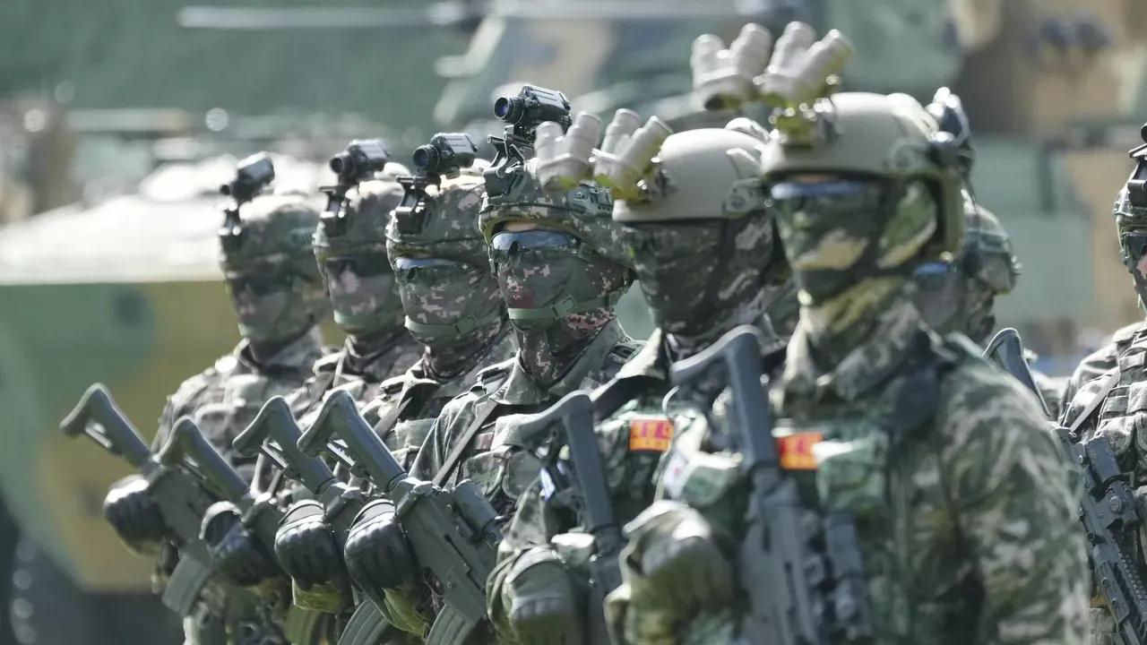 韩联社援引消息人士的信息报道，韩国军方在独岛（日本称竹岛）附近举行了军事演习，这