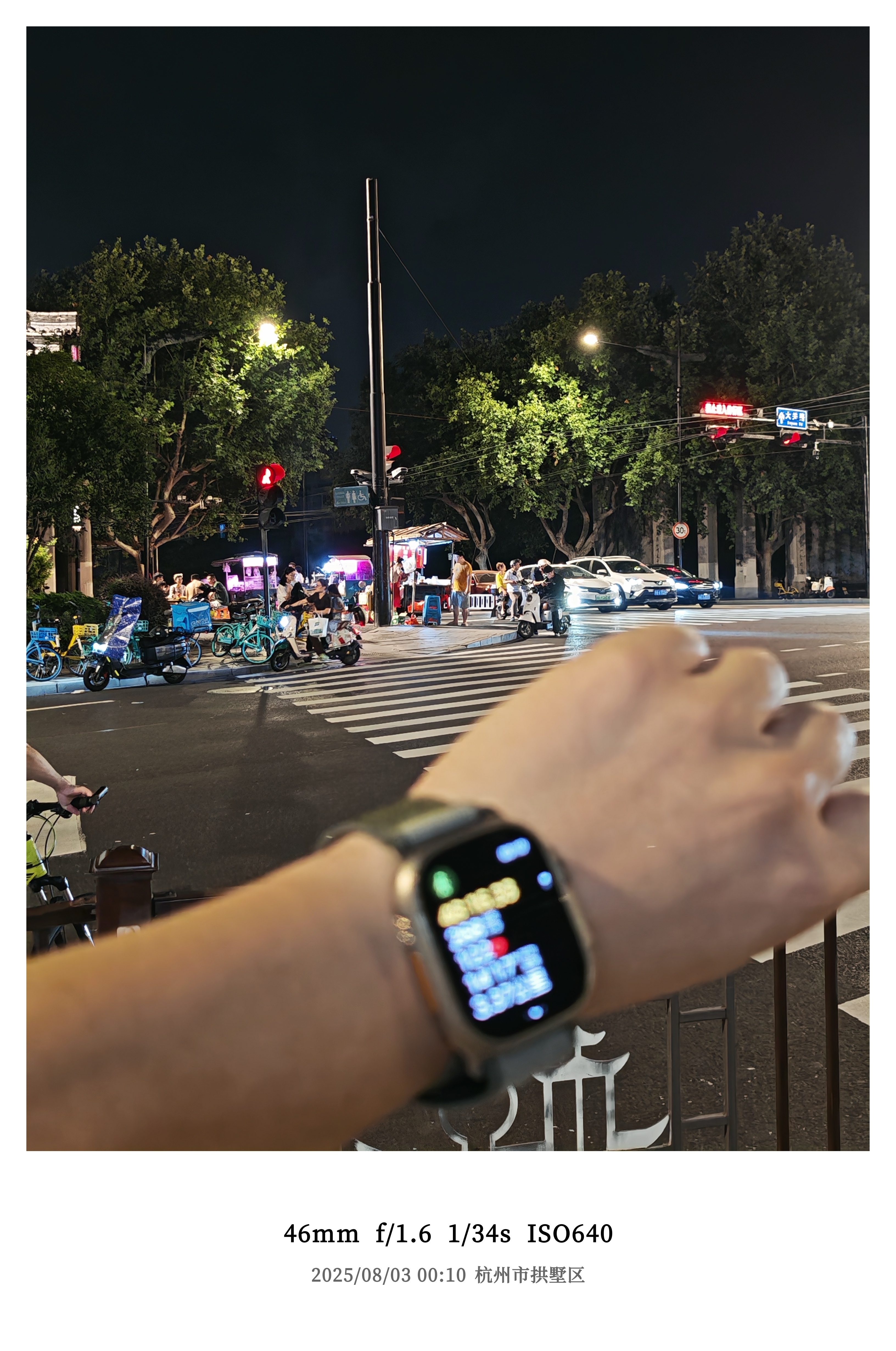 朋友们！夜跑路上最大的坎出现了吃还是不吃呢…点赞单数吃，双数就回家洗澡[点赞] 