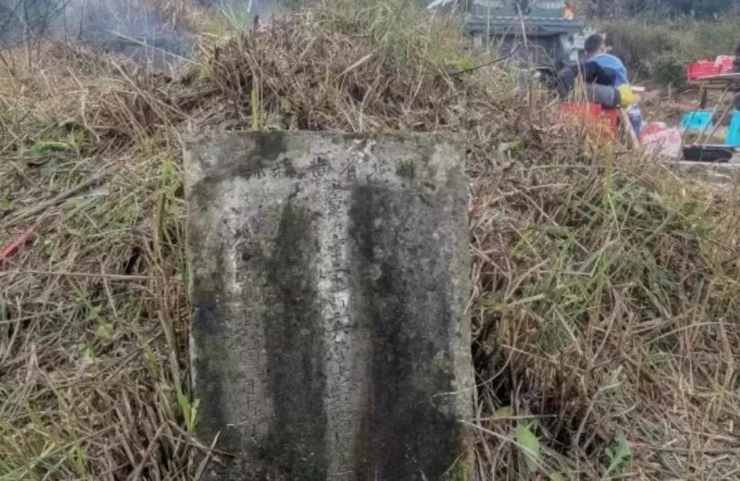 贵州女子给母亲扫完墓，她发现旁边还有一座长满杂草的墓，好奇之下扒开杂草，没想到，