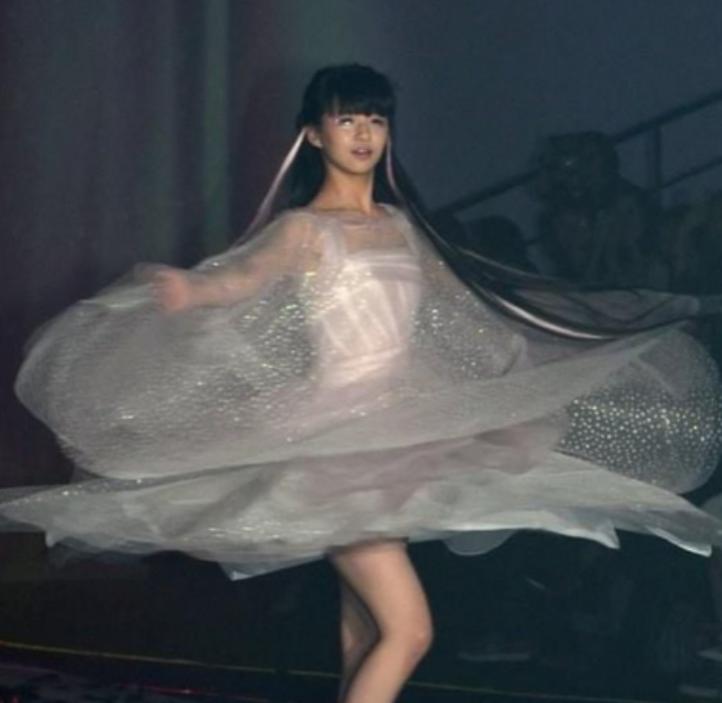 2014年春晚，冯小刚让小彩旗转了4小时，一共8000圈，期间不吃不喝、不上厕所