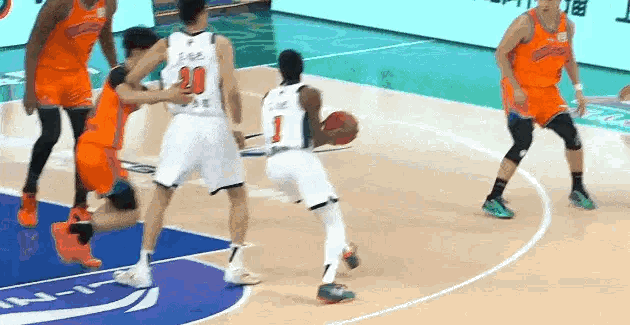 广东第一节打得挺好，小老虎们积极展示自己就行了。上海男篮vs广东男篮cba俱乐部