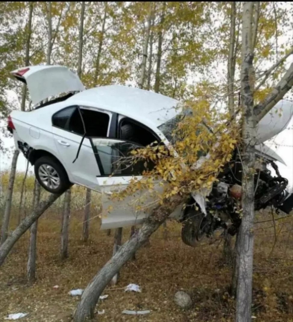 国外汽车失控连续飞过两辆汽车正常情况下，汽车是不可能起飞的除非开车的人想要飞 