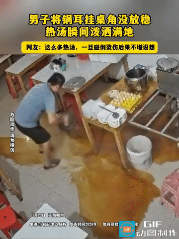 惊险瞬间！近日，江西赣州一家肠粉店，店主将满满一锅90度的高汤挂在桌子边缘，没想
