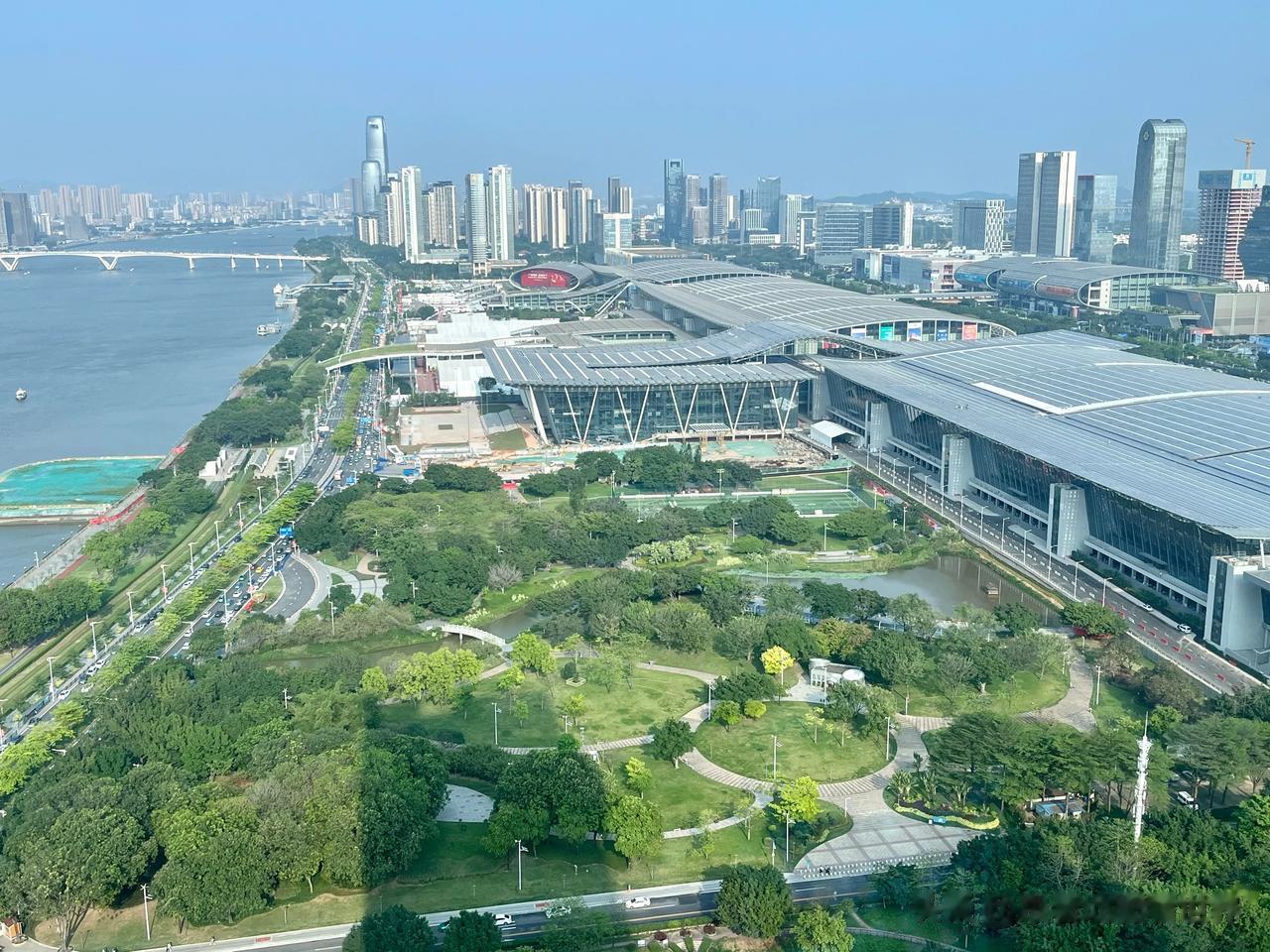 广交会是观察出口景气最具风向意义的一个窗口。

因为疫情，中断三年之久的广交会这