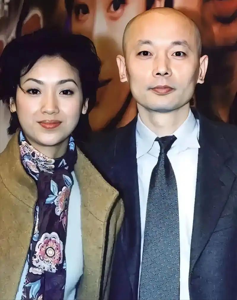 1995年，葛优拍戏赚了350万，把钱全部交给了妻子贺聪。谁知贺聪转身就在北京买
