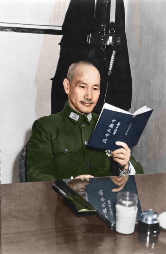 带着问题看视频，问问大家知道图二少帅旁的女士是于凤至还是赵四姐呢？图三老蒋为何如