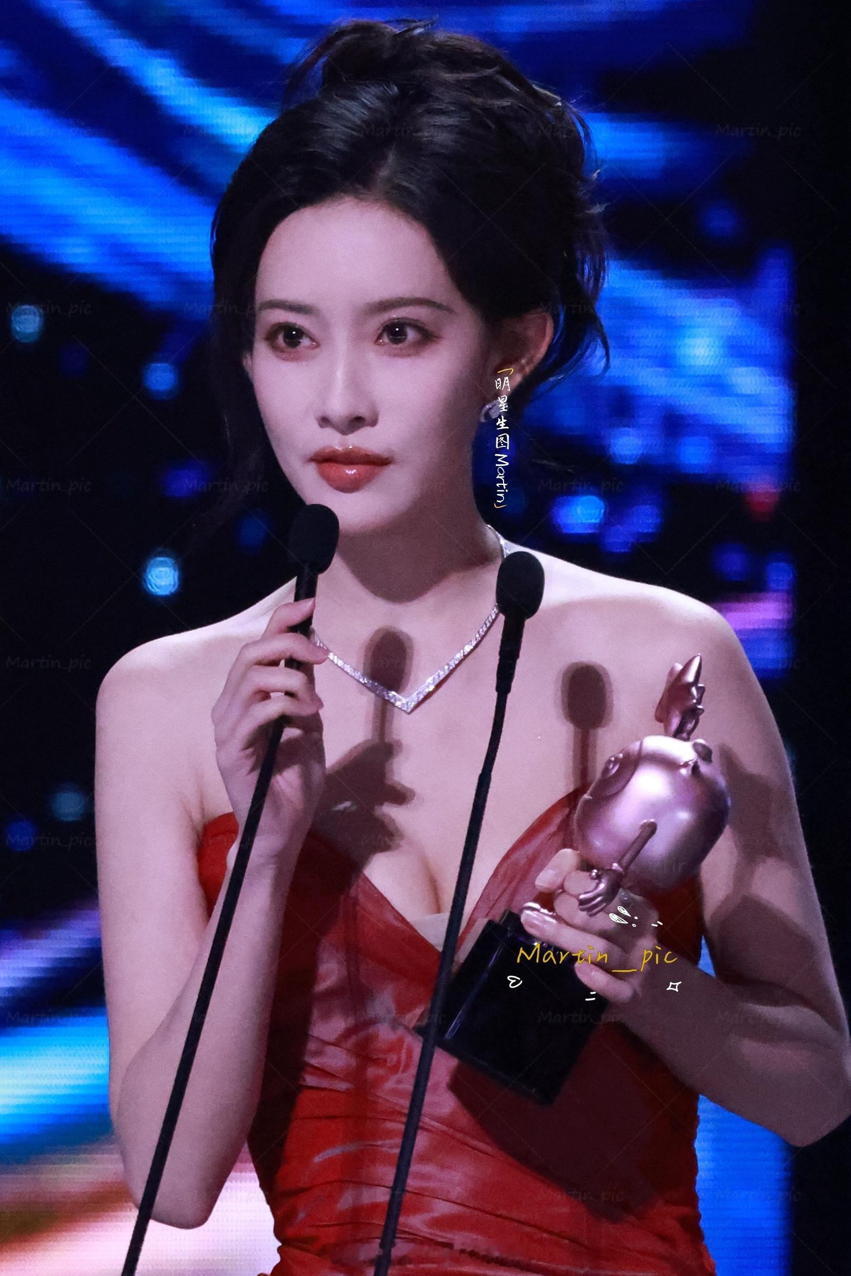 孟子义 孟子义爱奇艺尖叫之夜内场生图红色抹胸皮裙孟姐，美得移不开眼睛孟子义邓为在