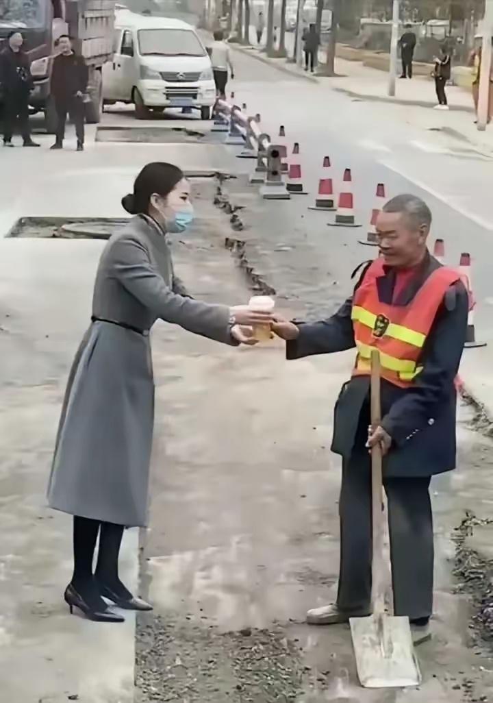 大爷在镜头前不太自然啊 