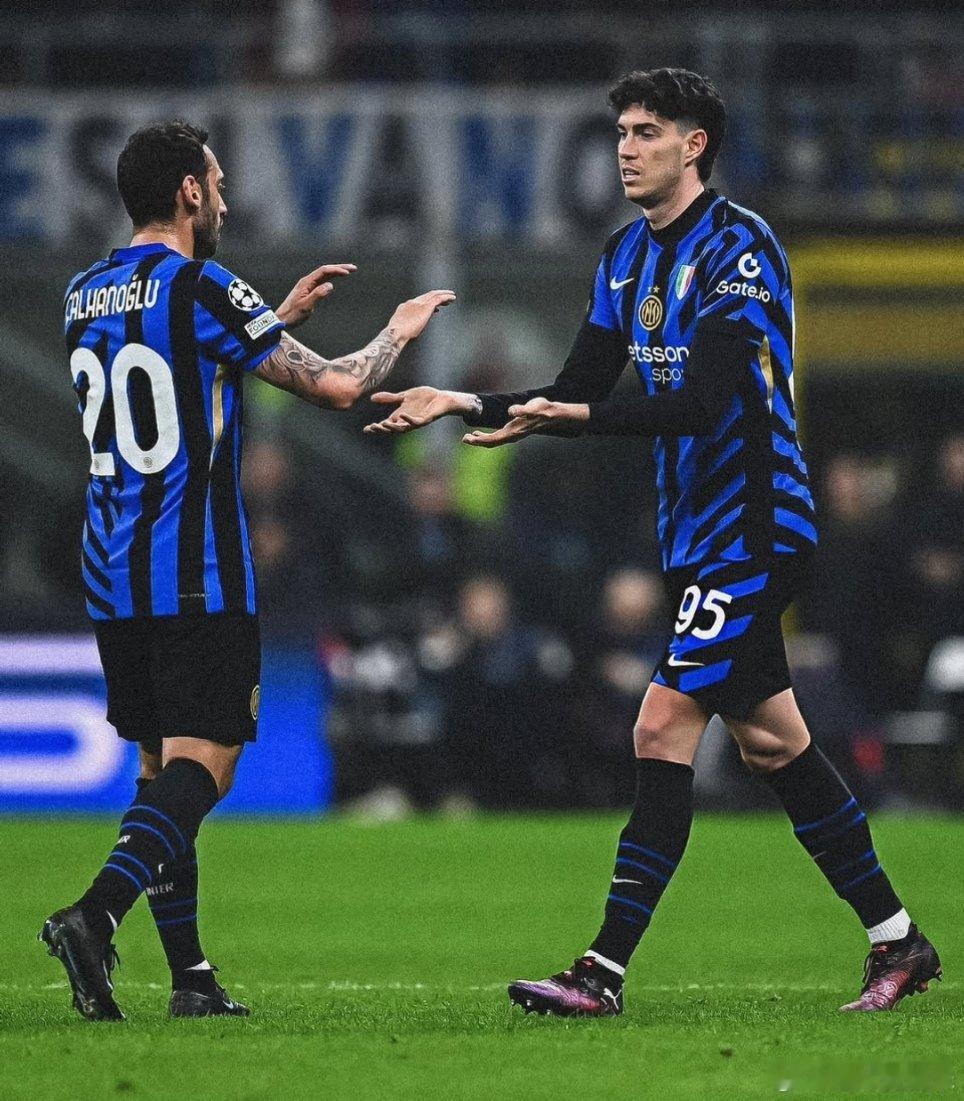 恰尔汉奥卢和巴斯托尼未能入选本赛季意甲联赛最佳阵容！国际米兰意甲热点现场