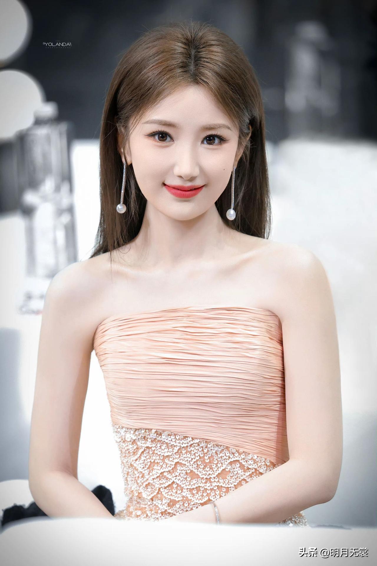 优雅气质，粉色礼服，甜美笑容，时尚耳环，完美妆容，女神范儿十足！