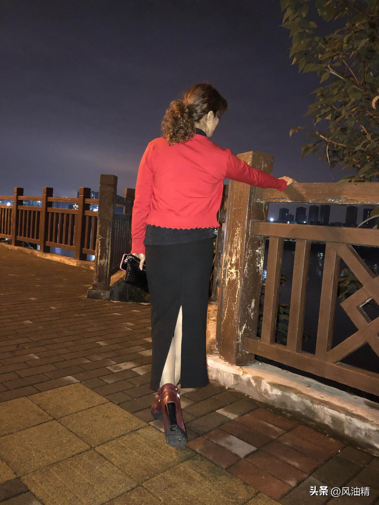 女生穿包臀裙是否尴尬，更多取决于自身状态与场合。只要版型合身、举止自然，搭配得体