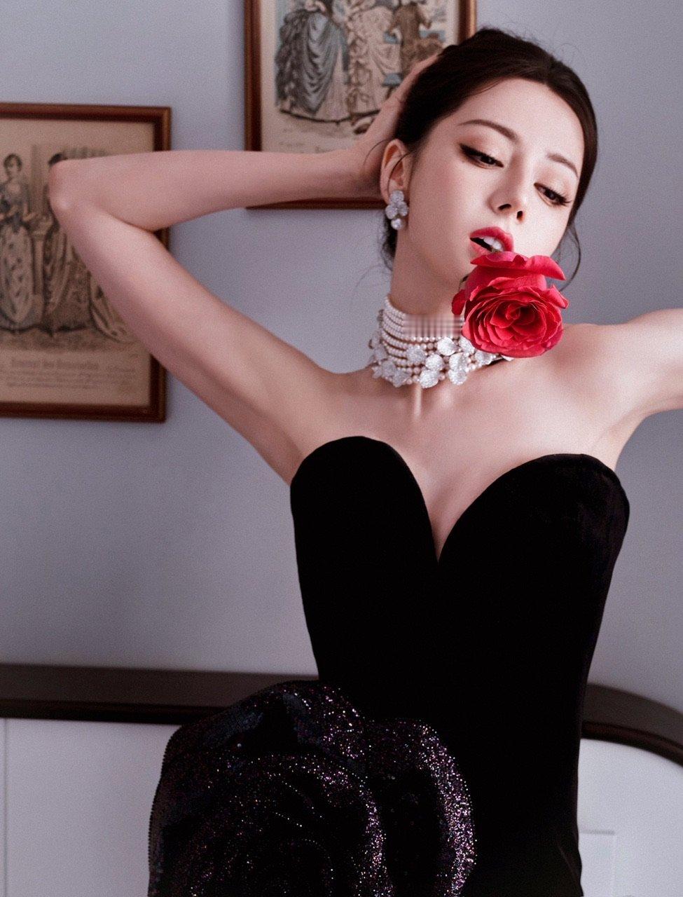 迪丽热巴以花作笺迪丽热巴别太美了 ​​​