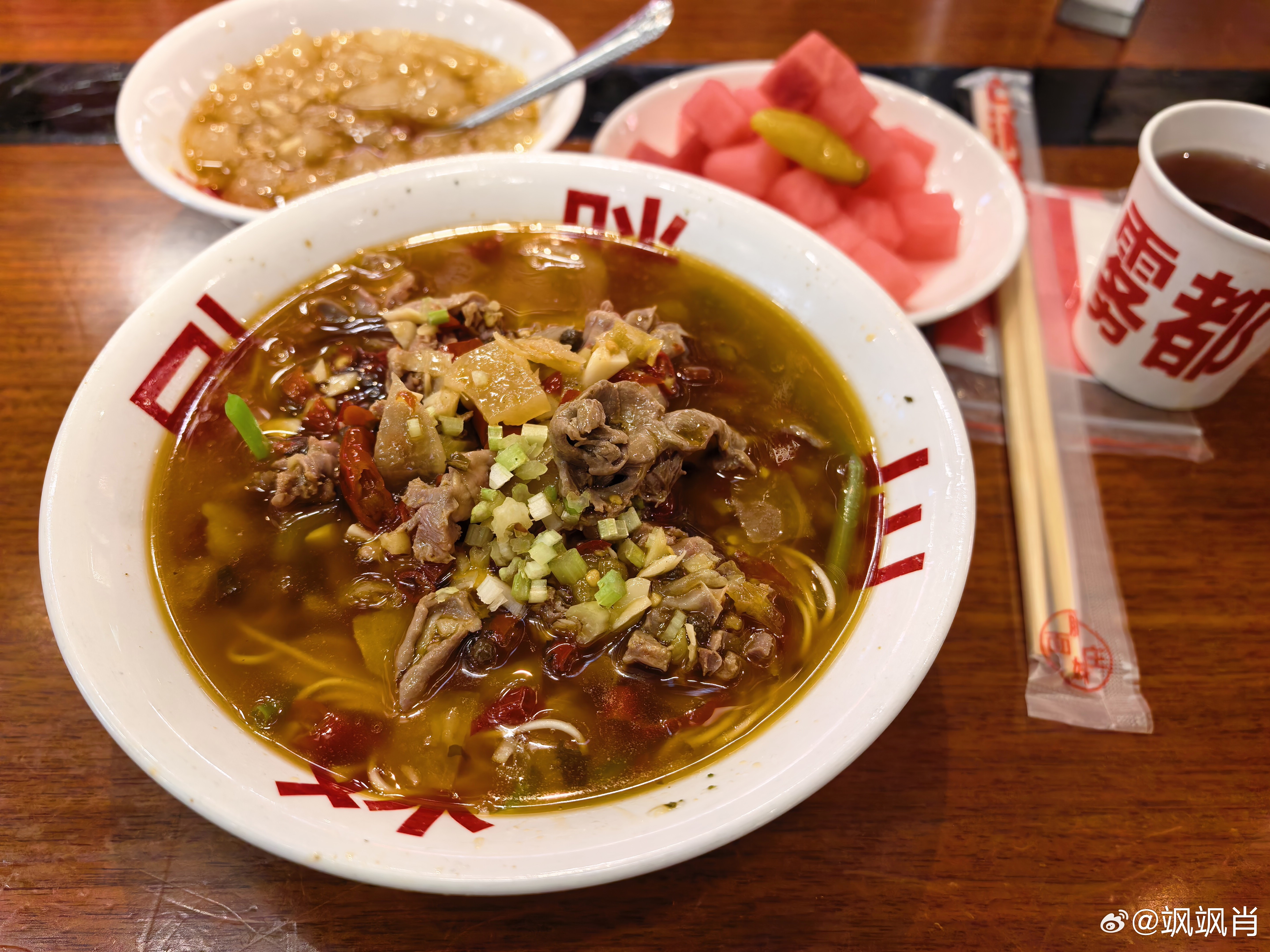 闺女去吃披萨了，我找了个面馆，一排坐好几个人的那种，对面也是坐一排，听前后左右聊