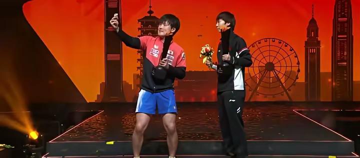 曼昱非常霸气地把张本智和一个人‘’扔‘’在领奖台上！
曼昱和张本照合照时，不仅和