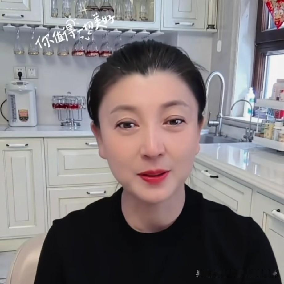 闫学晶沉寂了一段时间后，最近又在各大平台频频露面了，再次露面的闫学晶不再像以前那