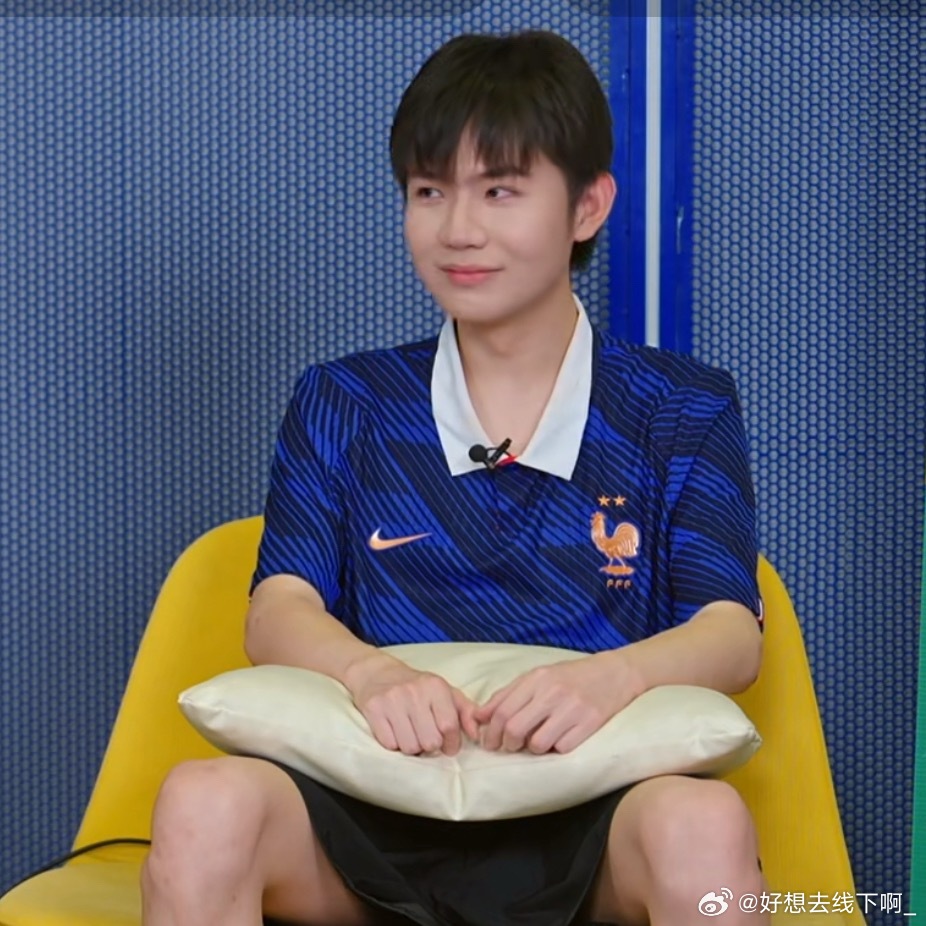 九尾XXZ与九尾共赴鑫光璀璨 🦊电竞夏日营业中 就这样笑的萌萌的