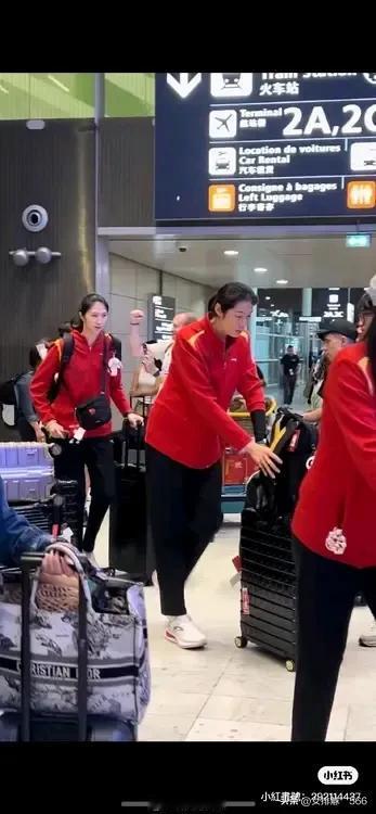 中国女排抵达法国巴黎   队员们表情轻松
       昨天，中国女排一行经过十
