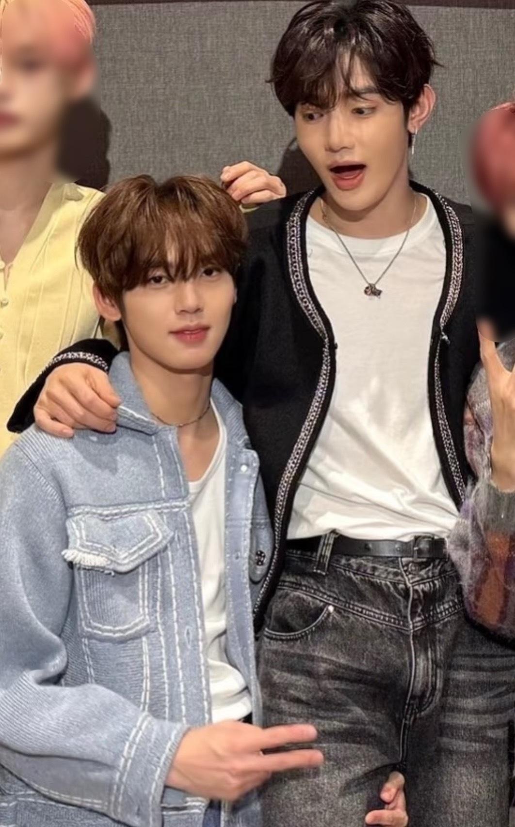 韩维辰抱着章昊大腿根比剪刀手是在威胁章昊敢出去偷吃就✂️吗？占有欲好强的吧[捂嘴