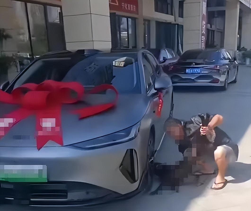 “太残忍！”福建宁化，男子买了新车，为了图吉利，竟然拎着一只疑似颈部被切开的黑狗