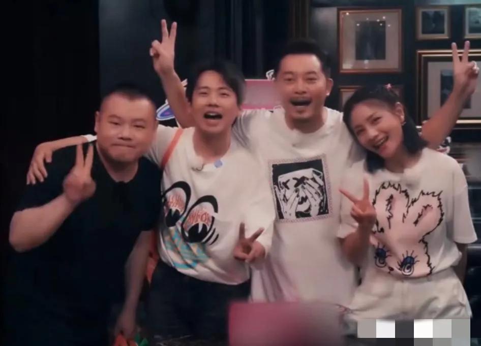 4位明星同框：我一眼就认出了虽不太帅气但一直年轻的岳云鹏与双手比耶嘴巴大张的沙溢