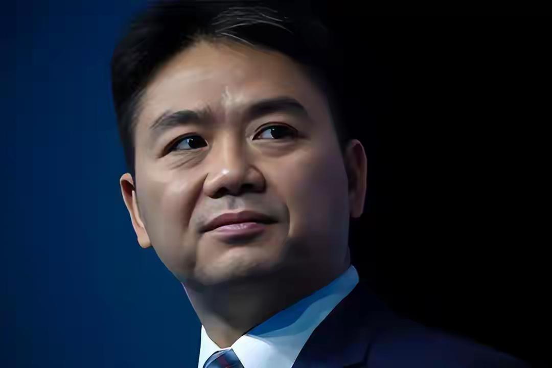 刘强东上千亿身家背后，儿子却是他一生的痛，感谢章泽天视如己出

提起刘强东，脑子