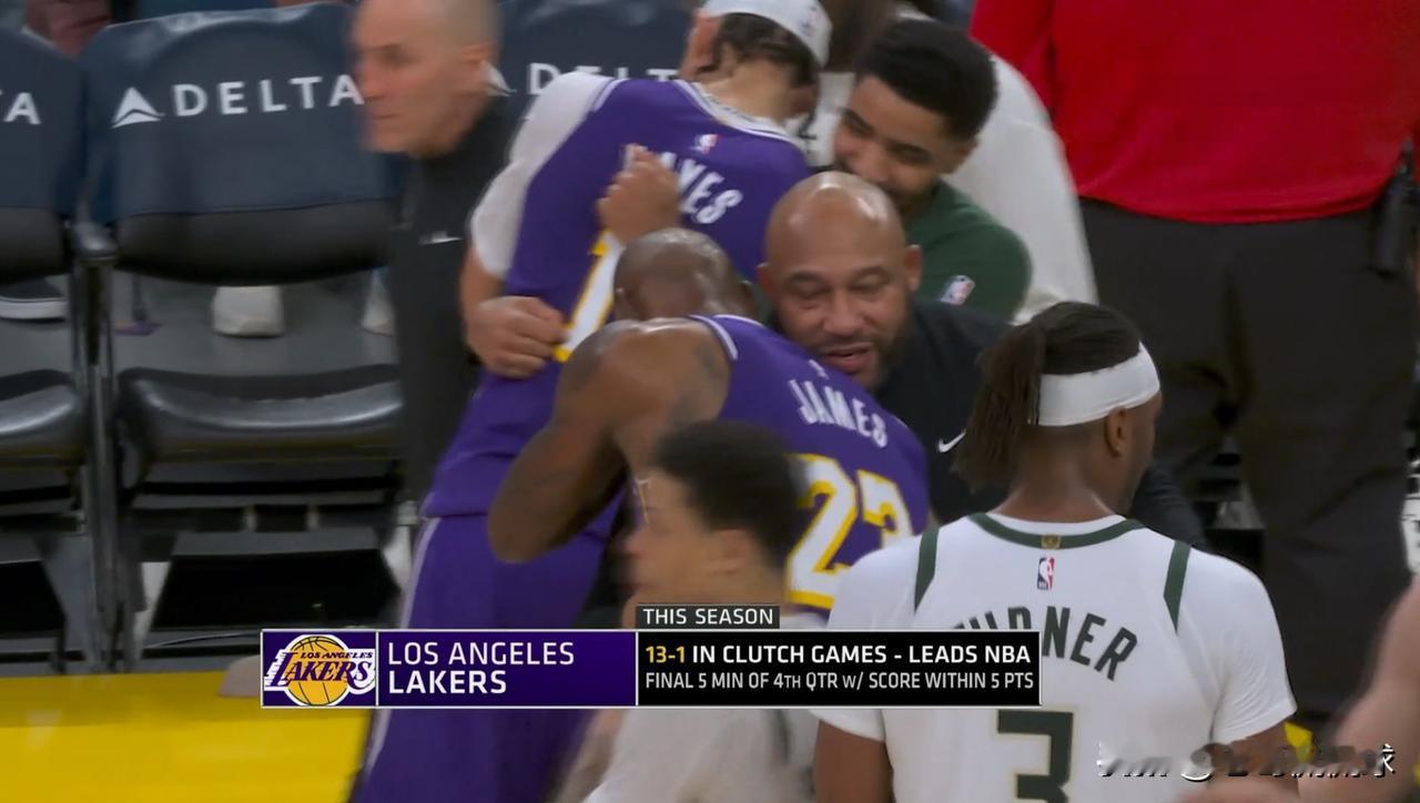 在今天湖人主场以101：105惜败于雄鹿的赛后，发生了特别感人的一幕。当比赛的终