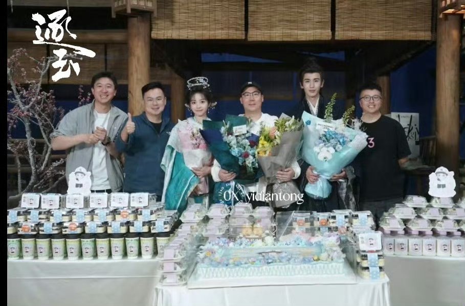 张凌赫田曦薇曾庆杰杀青合照此次合照被观众视作“迟来的仪式感”，既回应了剧粉长久以