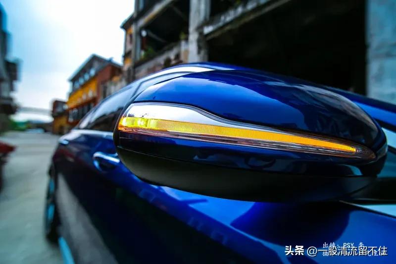 全新腾势Z9GT变化可老多了。外观上，它的线条更带感，前脸造型也更锐利，那独特的