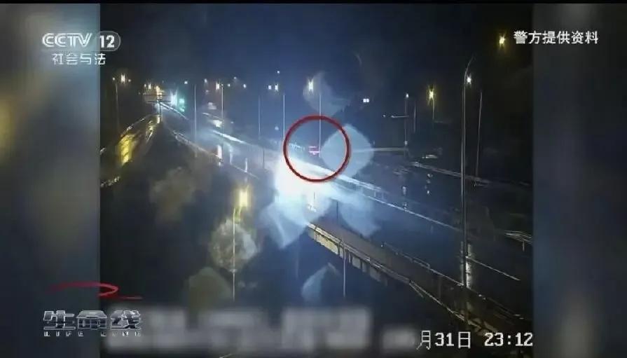 高速雨夜惊现“沉睡”司机！破窗后民警懵了：3斤白酒竟敢开新能源车
 
雨夜高速上