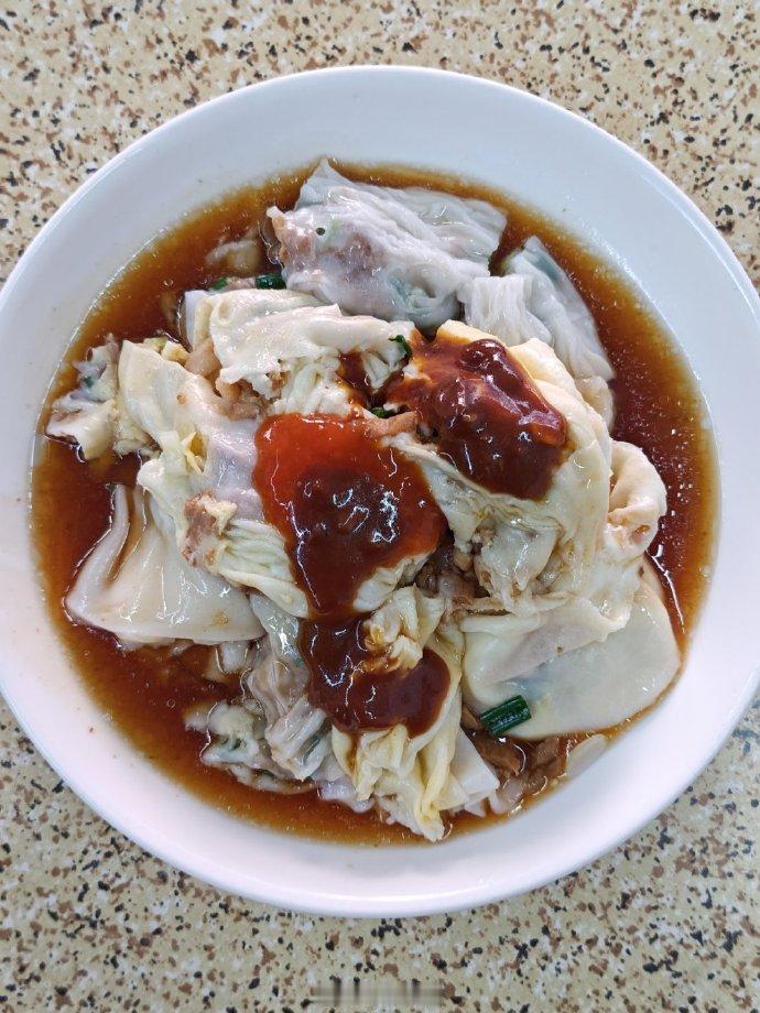 早餐，叉烧蛋拉肠，7元。

隔壁几个六零后在比谁年长，六九年的被鄙视，笑死，不单