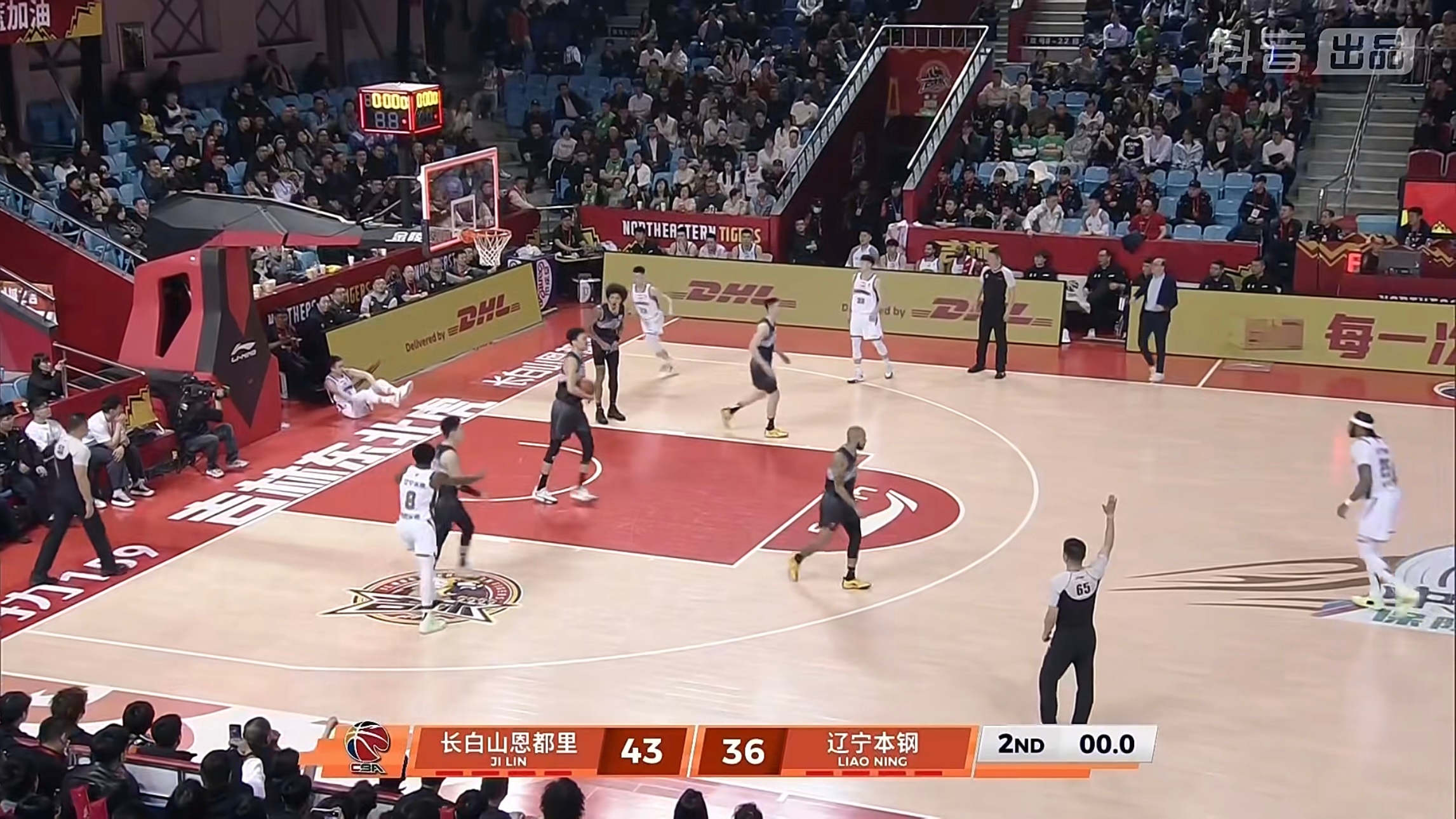 大雁防下最后一攻，半场36比43落后7分，比赛倒是很流畅，开场单外援，效果一般般