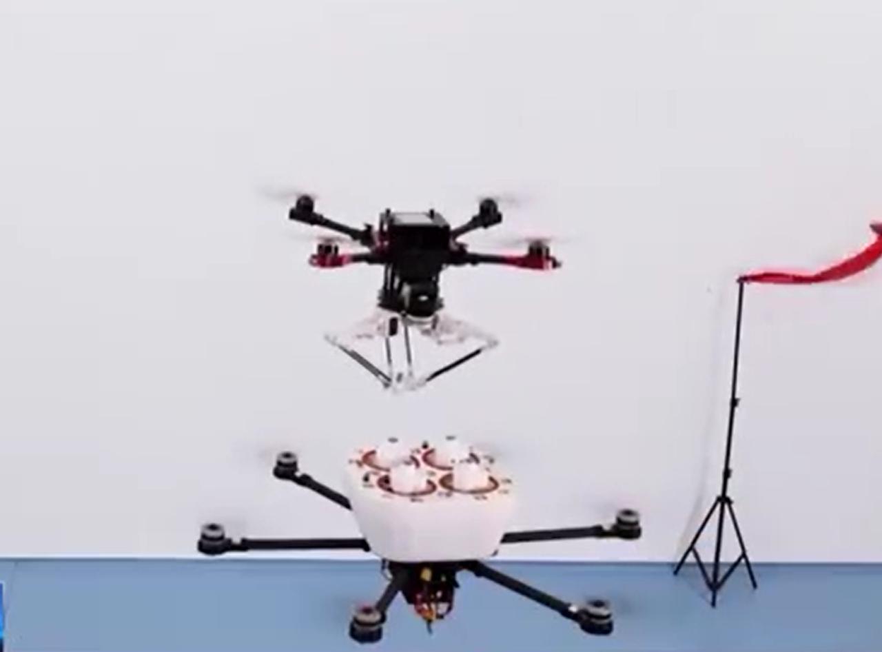 这不就来了吗。

是西湖大学研发出来。可以进行叠飞的无人机。

顾名思义，就是这