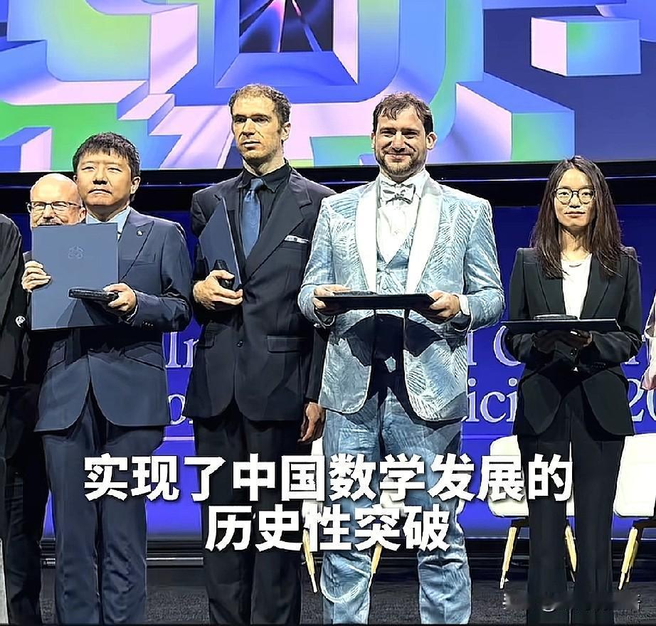 我突然明白了一个道理。1982年，丘成桐作为华人获得菲尔兹奖。2006年，陶哲轩