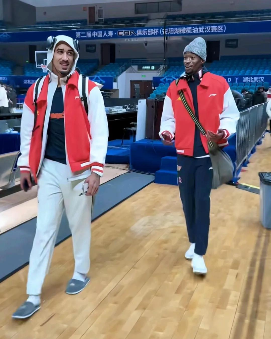 奎因:伙计，我代表广东第一次表现还不错吧。
萨姆纳:27分8板4助攻，数据看着漂