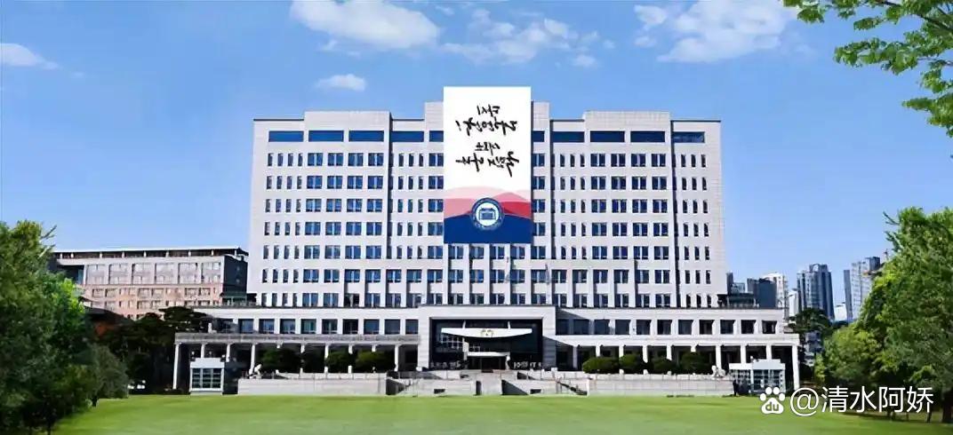 由于当年尹锡悦认为青瓦台风水不好，因此上台后将总统府搬迁龙山原韩国防部大楼，但问