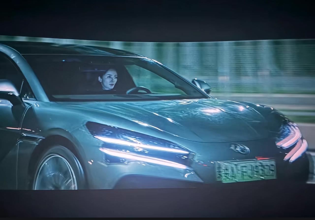 张艺谋新作《惊蛰无声》刷屏春节档，杨幂饰演的国安角色又飒又稳，驾车穿梭于追缉一线