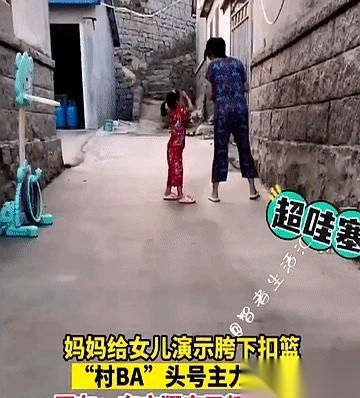 我眼睛都直了。
就那个转身，那个急停跳投，动作丝滑得像德芙巧克力。
你管这叫“农