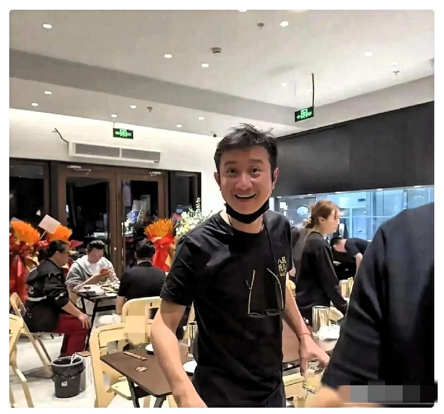 我问了在上海的闺蜜，
文章开的“八号院儿”饭店，
吃饭的人多不多，我闺蜜直摆手吐