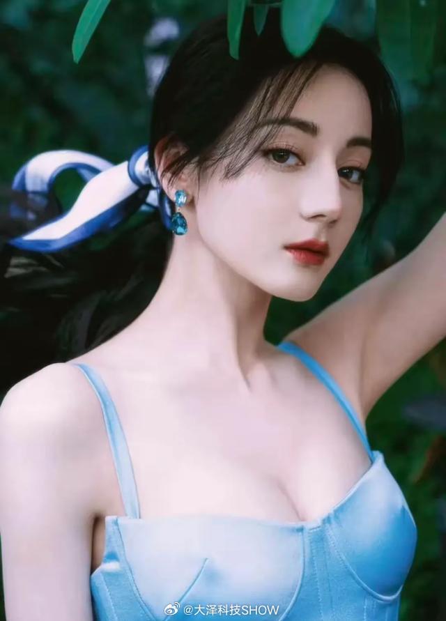 迪丽热巴金色吊带闪片长裙分享一组热巴美图，颜值高，演技也过硬！ ​​​