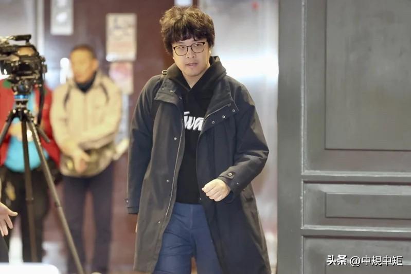 民进党立委沈伯洋昨天（5日）晚间在脸书称，在飞机上看完国民党提出的“军购”版本，