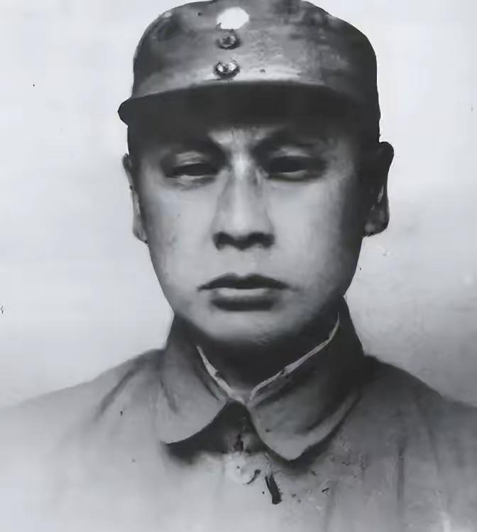 1943年，陈毅被迫离开新四军赴延安近2年，9万人马仍在打硬仗，真正代行军长指挥