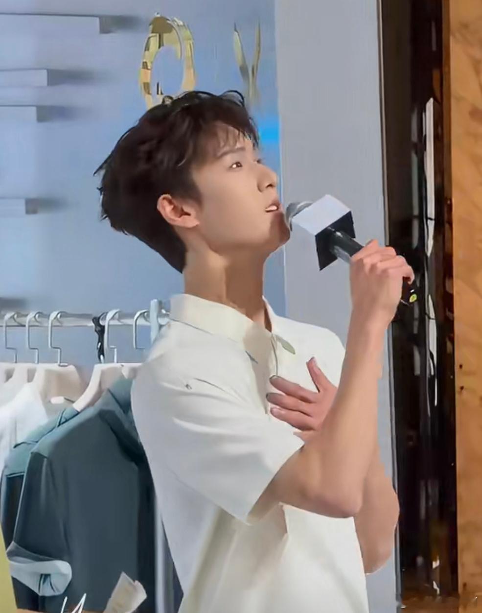 李昀锐厦门九牧王活动，好多人啊，电梯一开一群人拿着手机对着自己