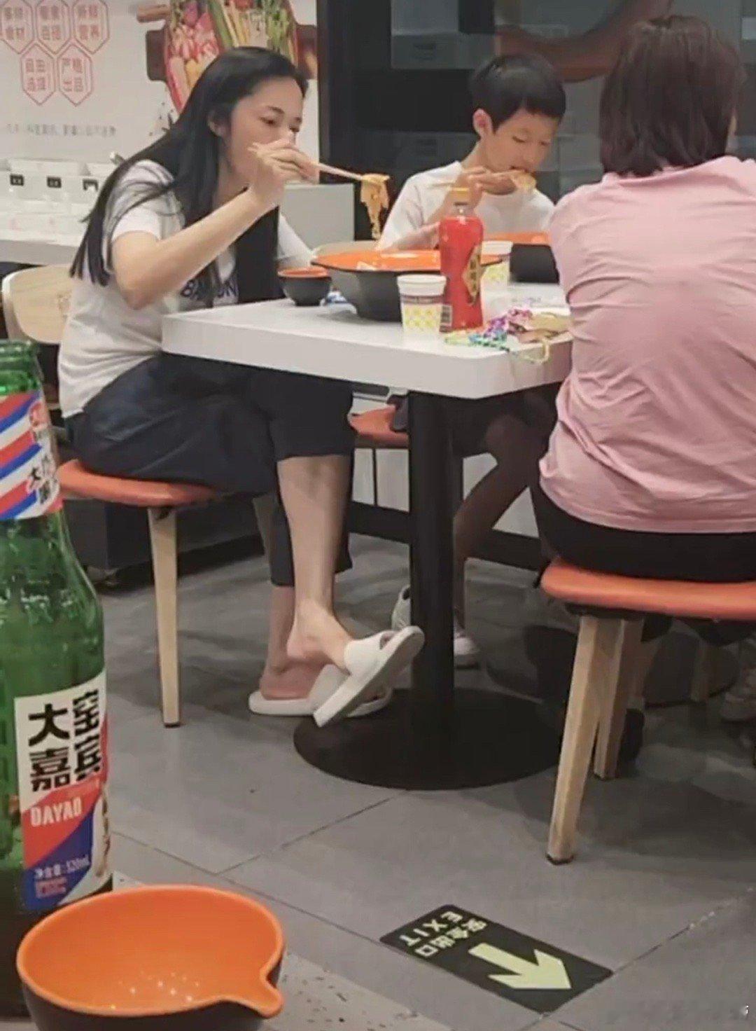 #姚晨带儿子吃麻辣烫#原来明星也这么接地气的呀[允悲] #偶遇姚晨带儿子吃麻辣烫
