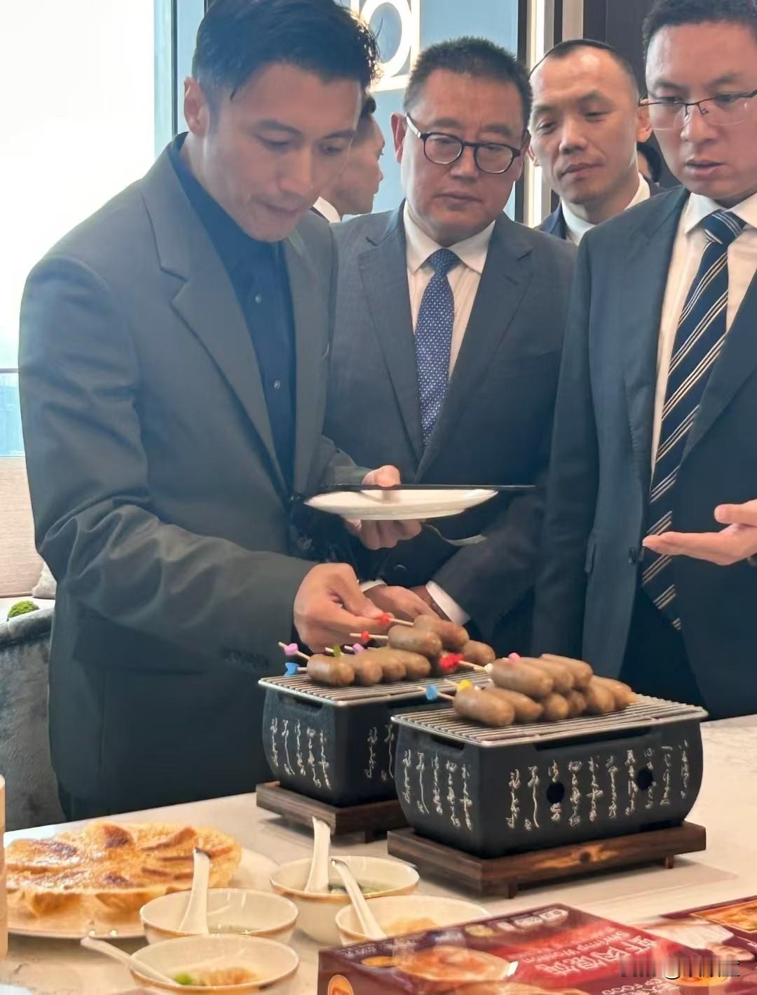 这一次，谢霆锋和正大真要合作了！
有网友在社媒上晒现场照，只见桌子上摆放了好多锋