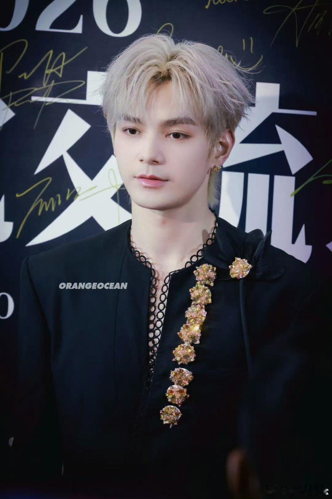 何昶希舞剑海外舞台难得一见的国风名场面，何昶希舞剑行云流水力道恰到好处，古典武术